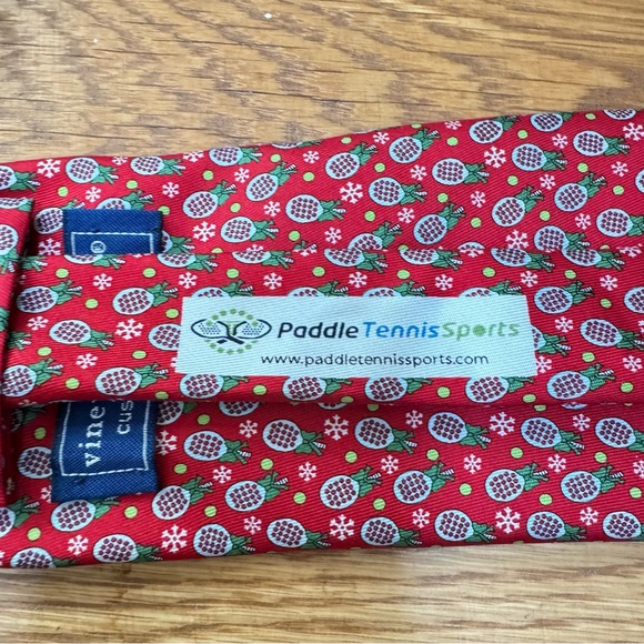 Vineyard Vines Paddle Tennis Holiday Silk Tie- NWOT - Picture 3 of 3